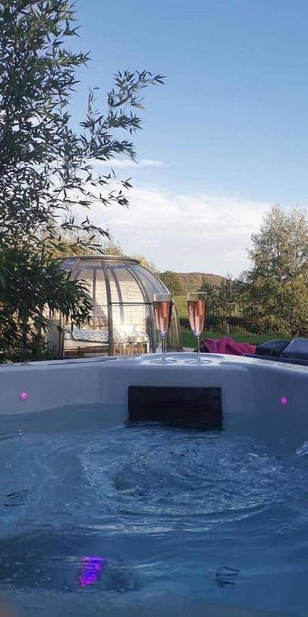 Chambre d’hôte pour 2 personnes, avec Jacuzzi et Terrasse ainsi que Jardin et Piscine