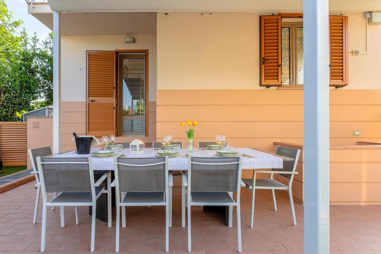 Villino Esse, Libero su 4 Lati più Dependance nel cuore della Versilia in Marina di Pietrasanta, Pietrasanta