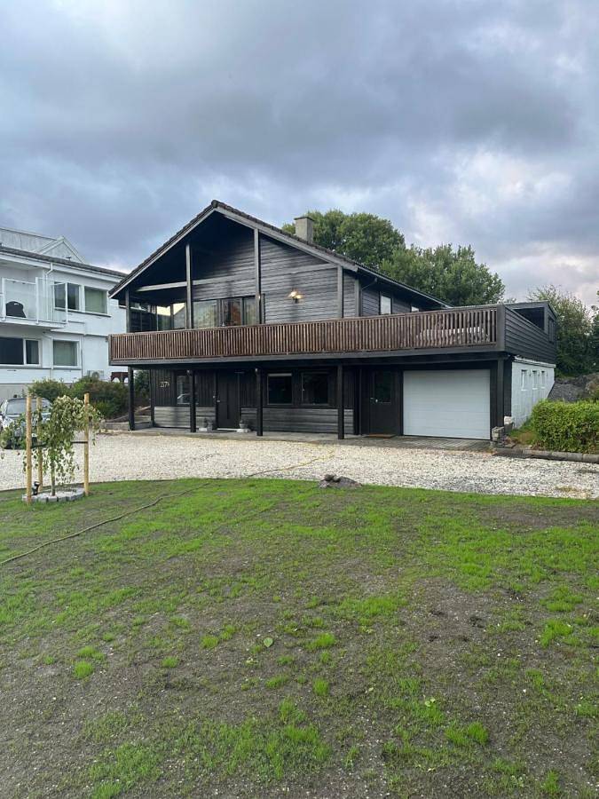 Villa for 6 personer, Balkong og Terrasse i tillegg til Hage og Utsikt i Haugesund 