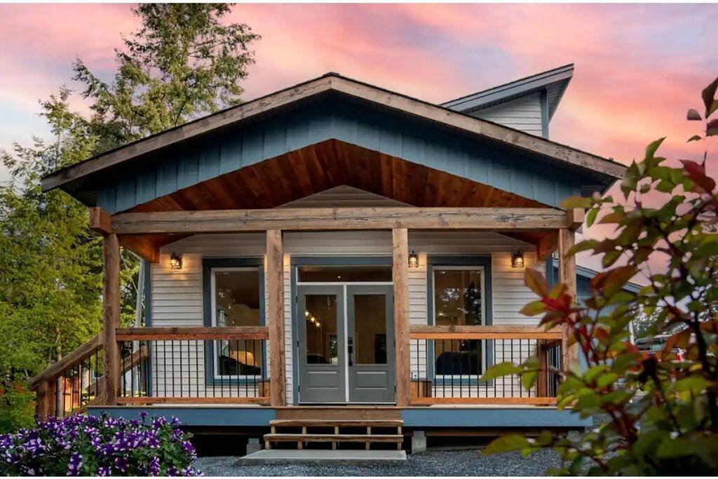 “Between Two Lakes”. New 2 Bedroom Entire Home! (Sleeps 6). in Nanaimo, Regional District of Nanaimo