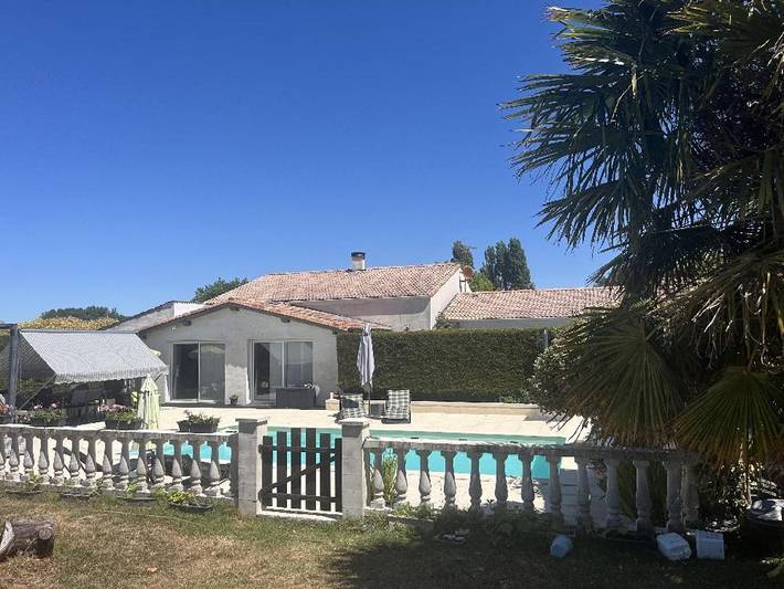 Location de vacances pour 8 personnes, avec Terrasse et Piscine à Thénac (Charente-Maritime)