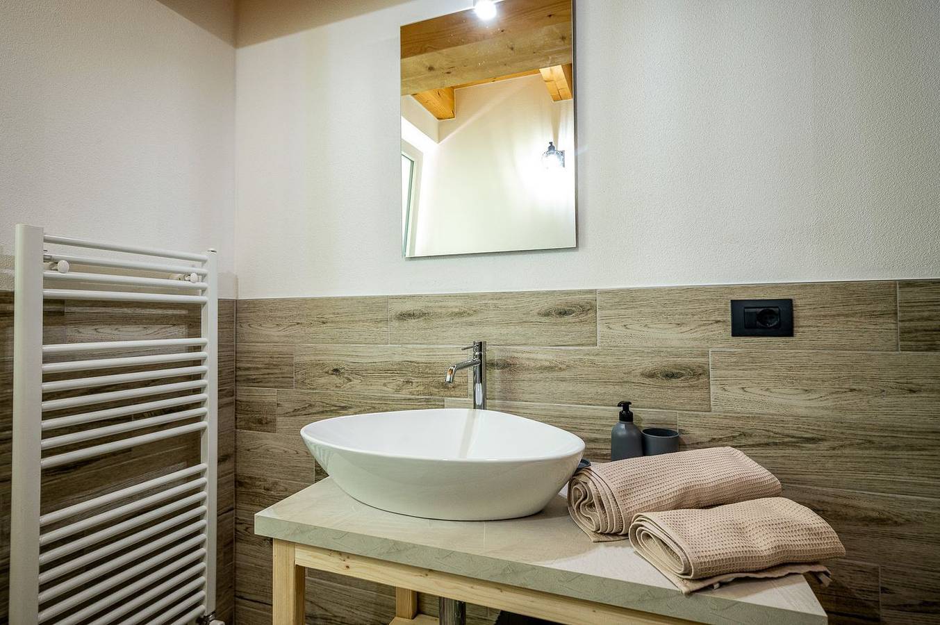 Ganze Wohnung, Ferienwohnung Monolocale Bianco in Burano (Montemezzo), Montemezzo