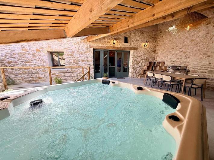 Location de vacances pour 8 personnes, avec terrasse et jacuzzi à Saint-Paul-les-Fonts