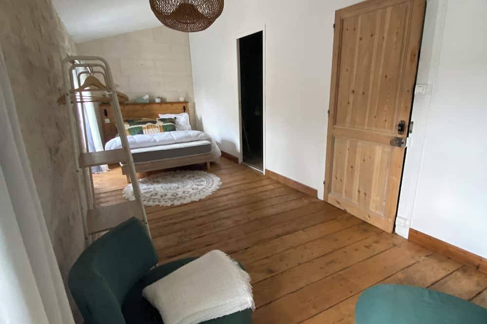 Character house in town center. Ideal for friends and families! in Puente troncoencefálico, Saintes region