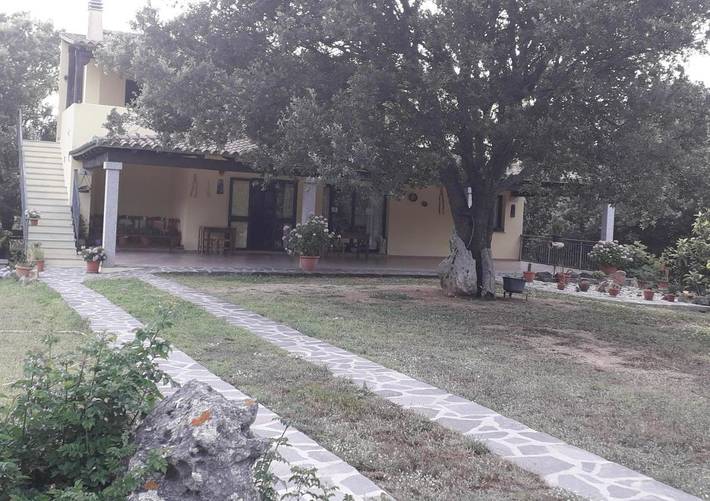 Casa vacanza per 2 persone, con Terrazza e Giardino nonché Panorama a Padru