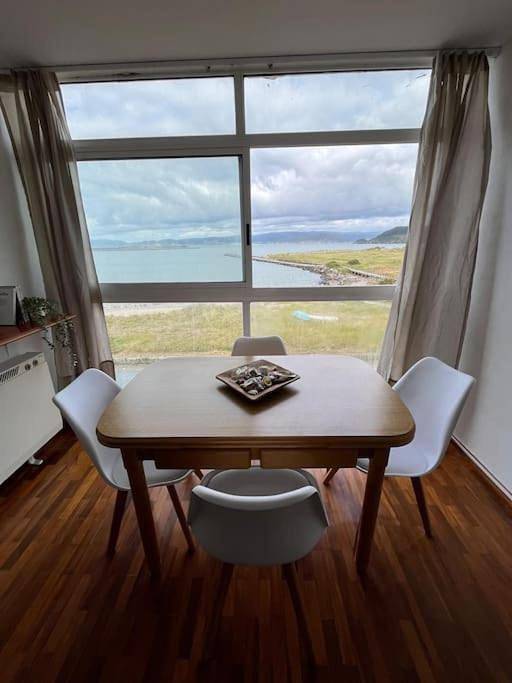 Appartement entier, Piso primera línea de playa y vistas al mar en Cariño in Area da Concha (Cariño), Cariño