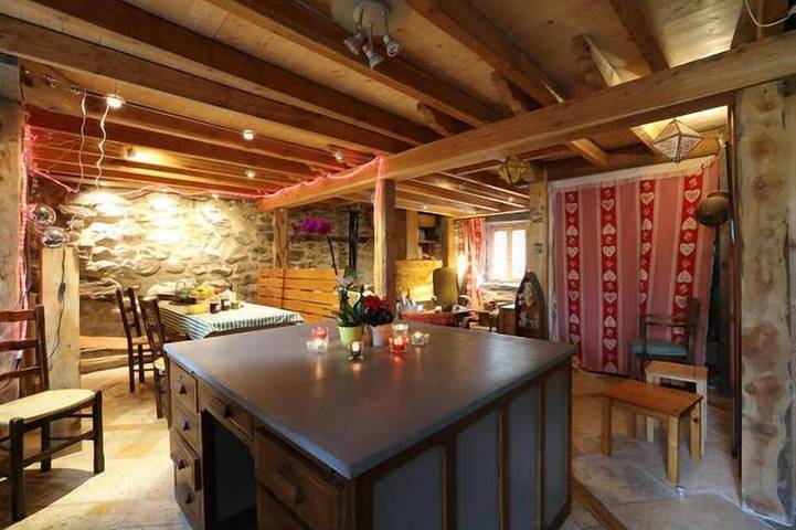 Maison pour 10 personnes, avec jacuzzi ainsi que balcon et jardin à La Ferrière