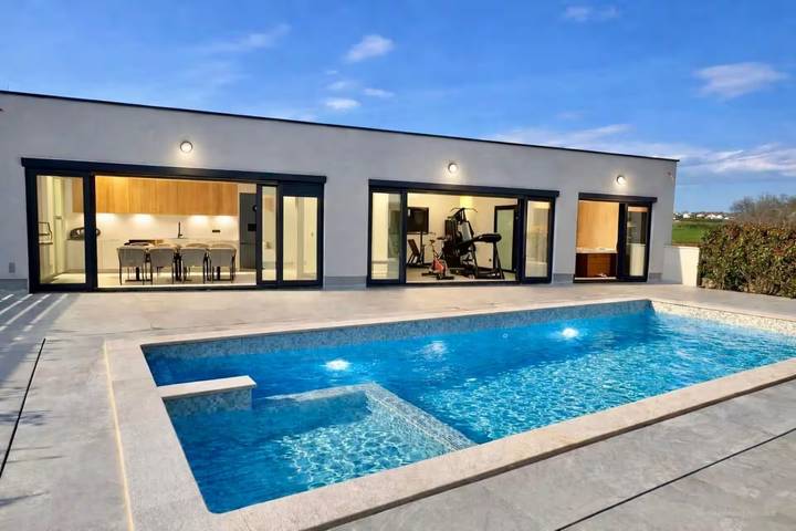 Ferienhaus für 20 Personen, mit Meerblick und Balkon sowie Whirlpool und Terrasse in Porec und Umgebung
