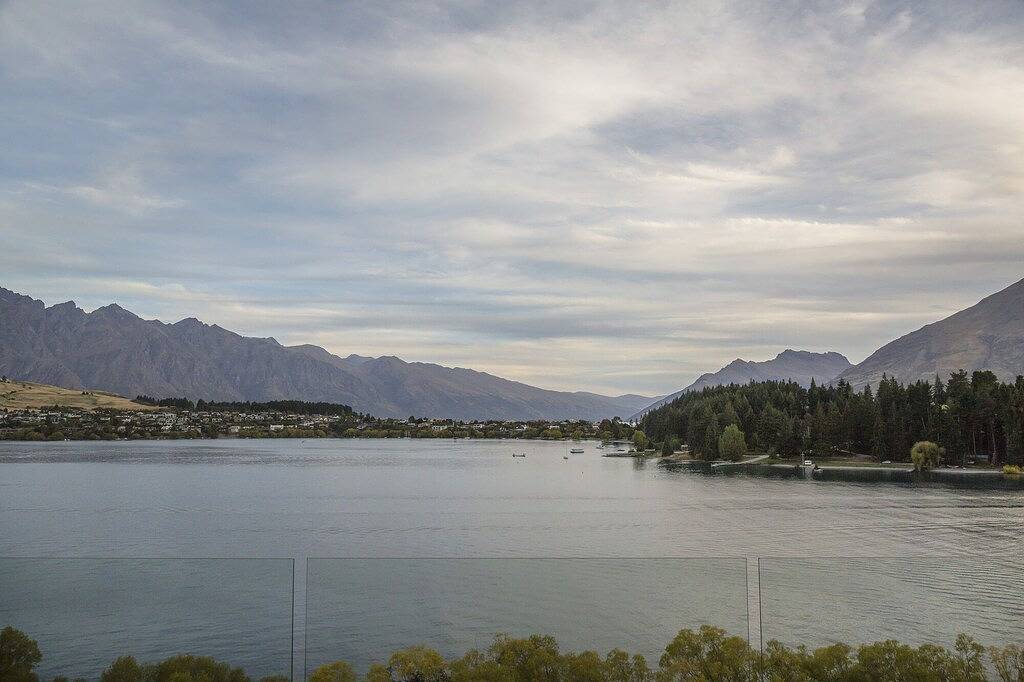 Das preisgekrönte Lakehouse Joela - spektakuläres Design, Luxus, Lage und Aussicht in Queenstown, Otago