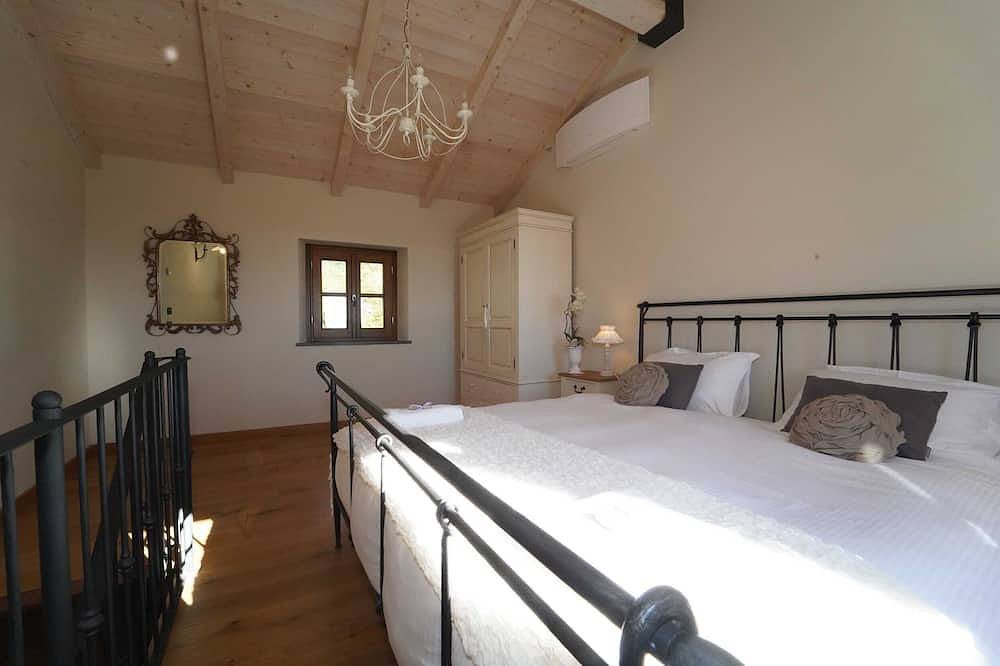 Villa Viviana 10P Luxury by Villasretreats, w/Pool, A/C, Wifi, Bbq near 5 Terre in Licciana Nardi, Nationalpark Toskanisch-Emilianischer Apennin