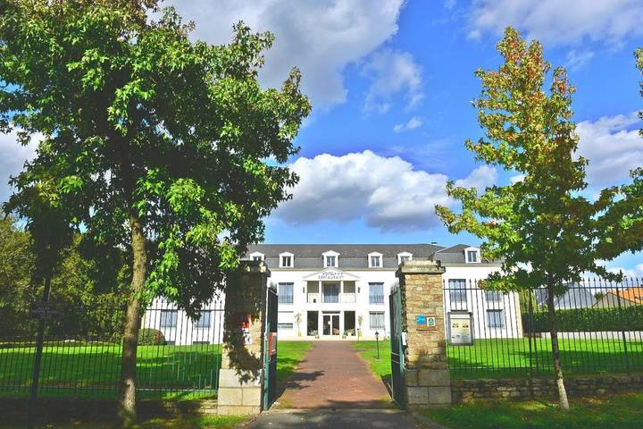 Hôtel pour 2 personnes, avec Jacuzzi et Terrasse ainsi que Jardin et Sauna à Saint-Herblain