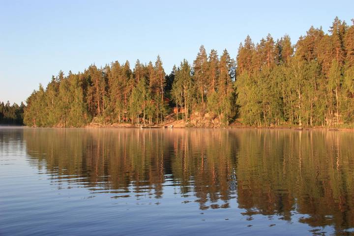 Natuurhuisje voor 13 personen, with uitzicht and sauna as well as terras and uitzicht op het meer in Finland