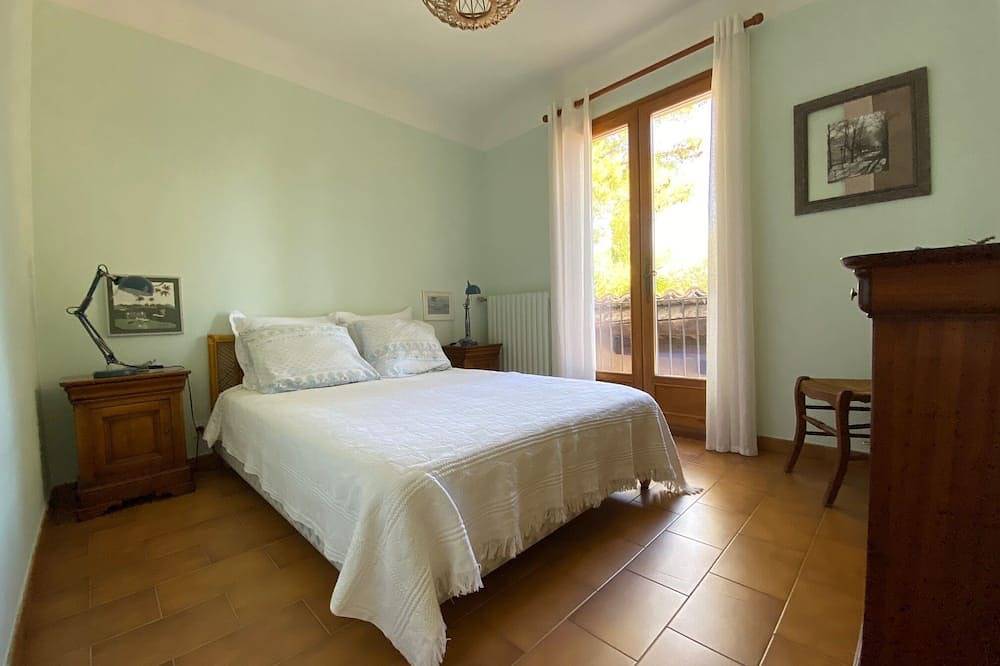 House with peaceful pool, south Luberon, between vineyards and olive trees in La Bastidonne, Parc naturel régional du Luberon