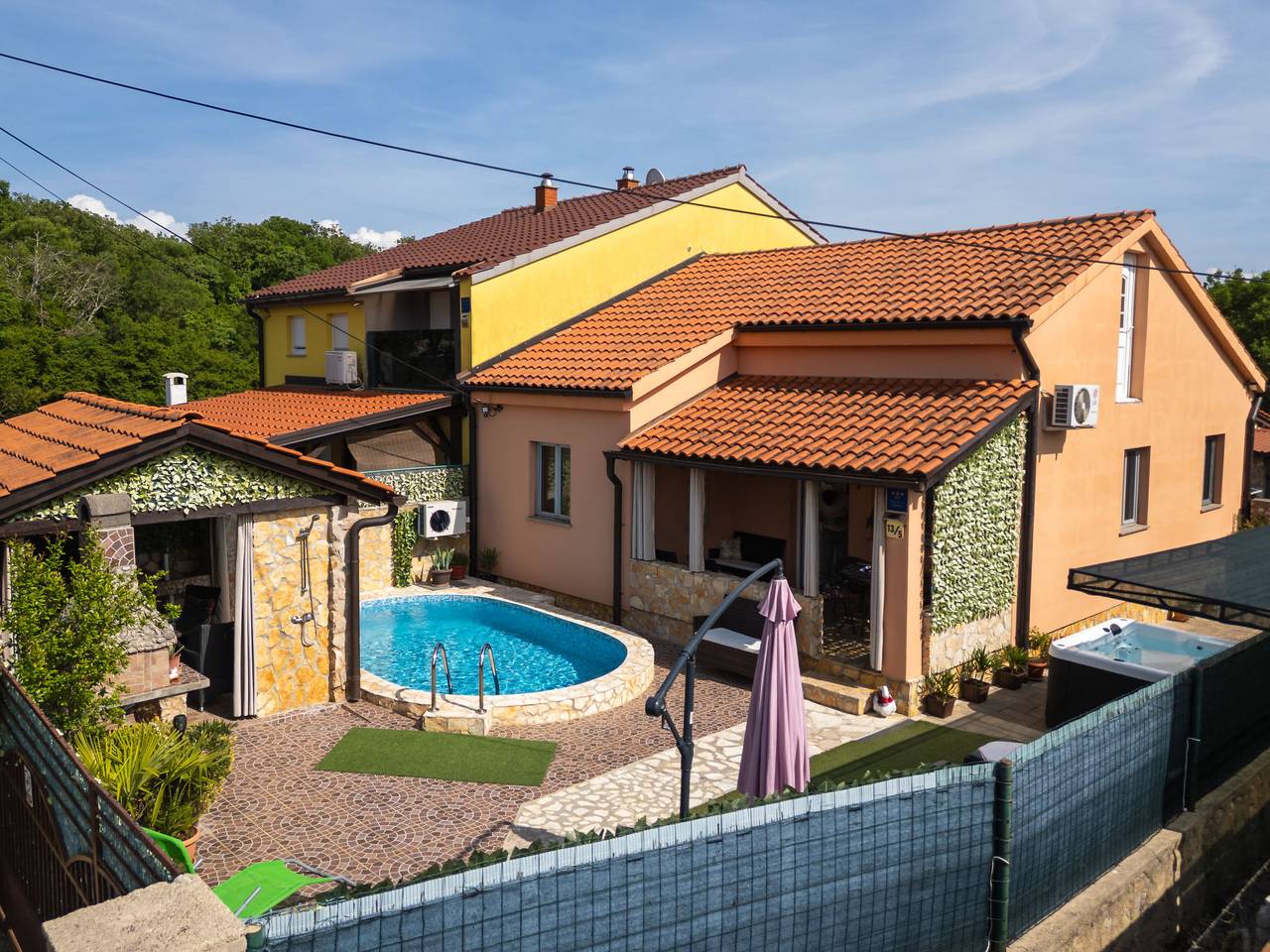 Ana in Županje, Polje