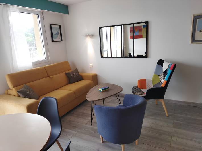 Entire studio, Studio Apartment 'Au Coeur De Quiberon' with Shared Pool, Balcony and Wi-Fi in Quiberon, Côte des Mégalithes