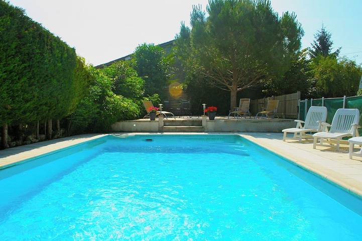 Location de vacances pour 5 personnes, avec terrasse ainsi que jardin et piscine à Migron