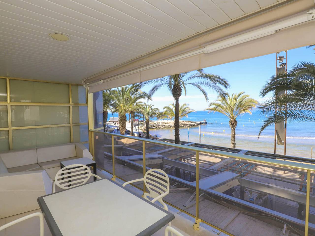 Appartement entier, Appartement Moderne en Bord de Mer avec Terrasse Panoramique, Accès Direct à la Plage et Climatisation in Cala dels Capellans (Salou), Salou