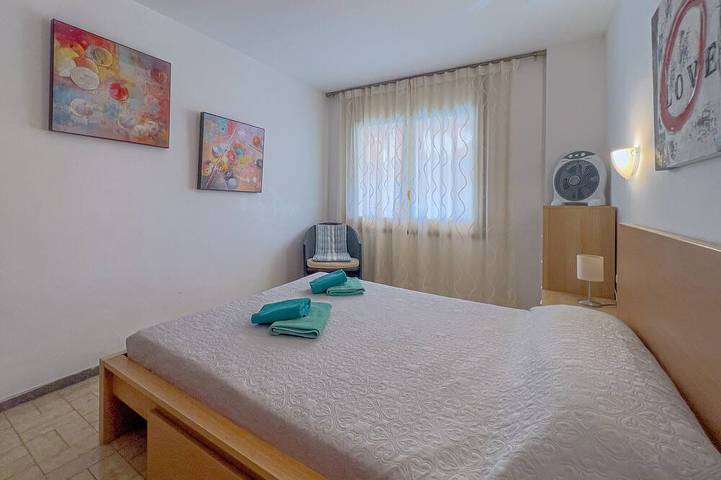 Appartement entier, Appartement sur le Paseo Marítimo à 3 minutes de la plage, piscine communautaire, Wi-Fi gratuit, excellent emplacement, bars, restaurants et magasins. Vivalidays Luis. in Platja de Llevant (Malgrat de Mar), Santa Susanna