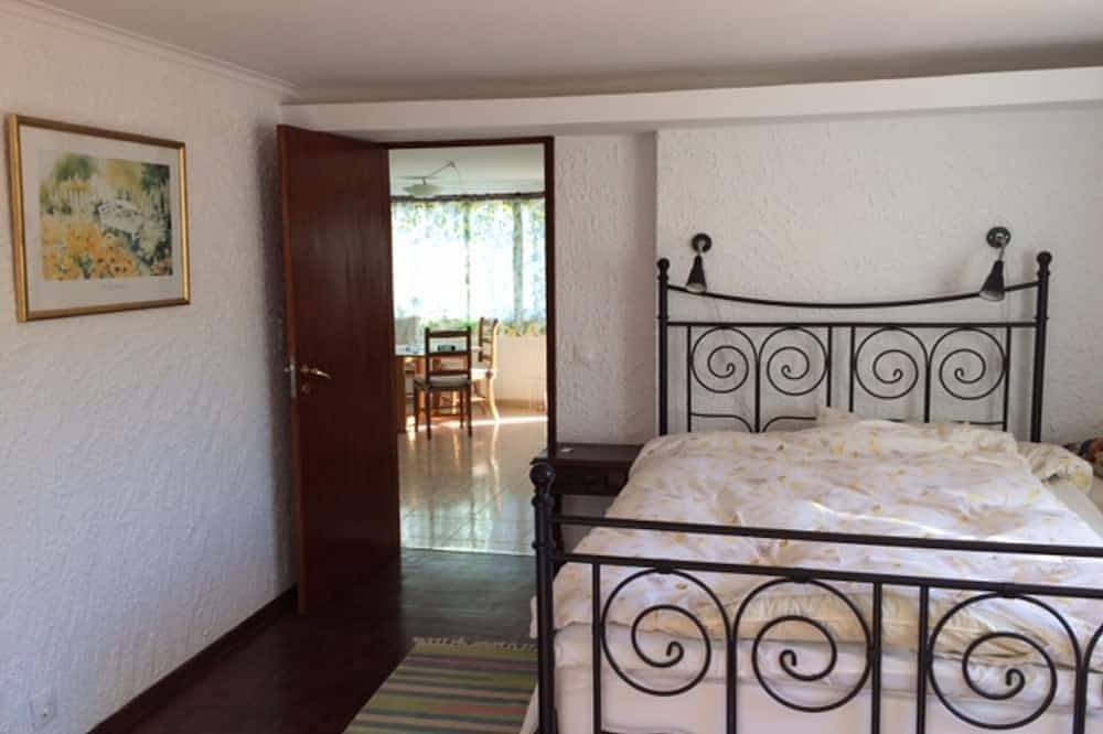 Large private villa with swimming pool, large garden, four bedrooms, lounge and dining room. Calmly in Portimão, Faro District