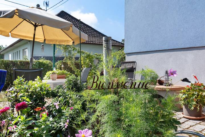 Cottage 'Gîte Rural a la Orilla del Bosque' con Terraza Privada, Jardín y Wi-Fi in Kutzenhausen, Región de Wissembourg