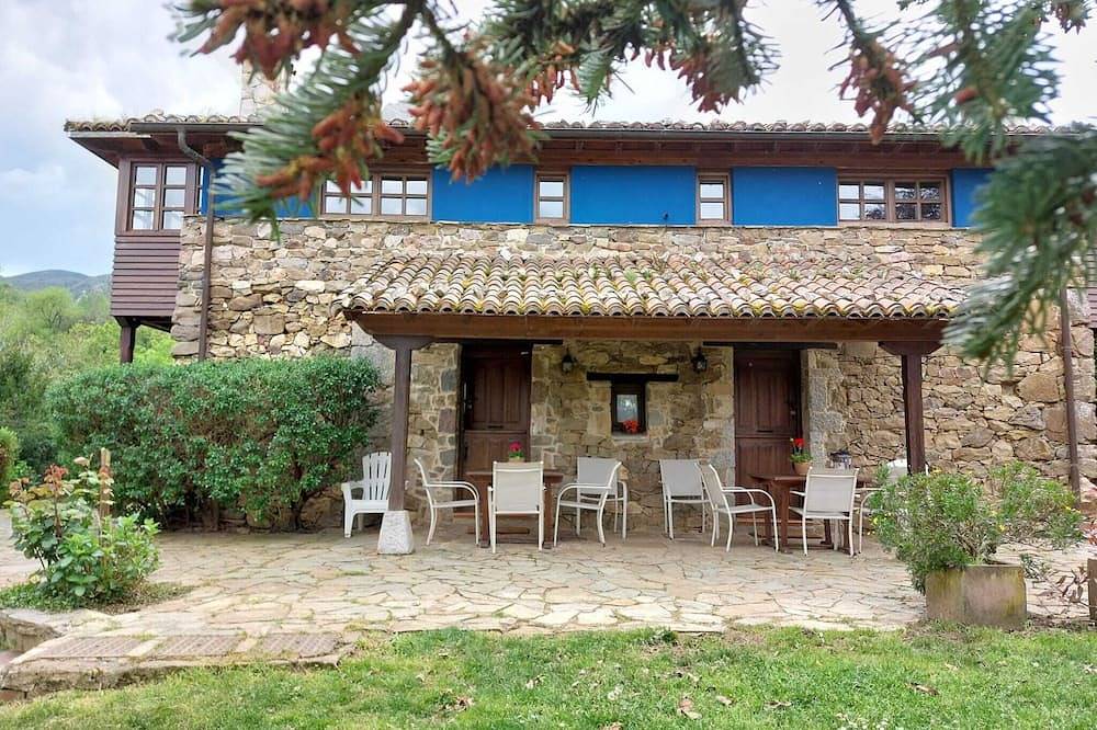 Casa de cuatro o cinco plazas con jacuzzi dentro del dormitorio de matrimonio in Quirós, Cordillera Cantábrica