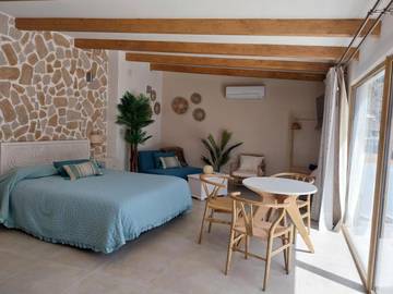 Gîte pour 3 personnes, avec terrasse ainsi que piscine et vue dans Tolosa (Alcala del Jucar)