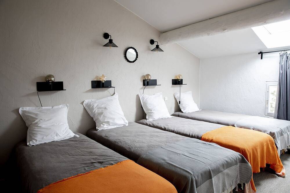 Appartement entier, Gîte 4 chambres-13 personnes piscine dans un mas du 17ème proche Avignon Ventoux in Carpentras, Parc naturel régional du Mont-Ventoux