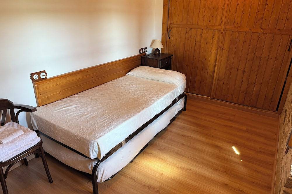 Casa rural con 4 dormitorios dobles y 2 baños próxima a Plaza Mayor y Castillo. in Puebla de Sanabria, Provincia de Zamora
