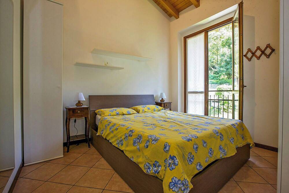 Ganze Wohnung, Geschmackvoll möblierte 3-Zimmer-Wohnung in einer kleinen Residenz mit Pool in Pino sulla Sponda del Lago Maggiore, Maccagno con Pino e Veddasca