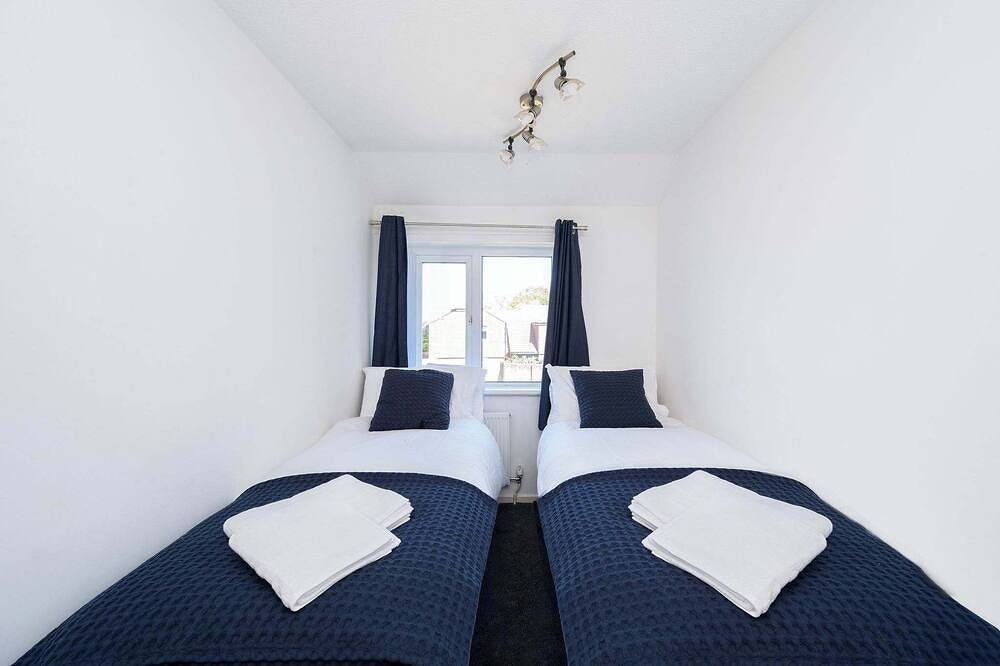 Stylish 3-Bed Home - 10 Min Gatwick - Wifi & Parking in Crawley, Sussex de l'Ouest