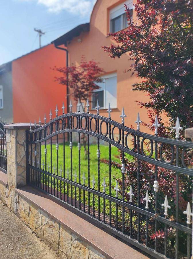 Ferienhaus für 6 Personen, mit Balkon und Whirlpool sowie Terrasse und Garten