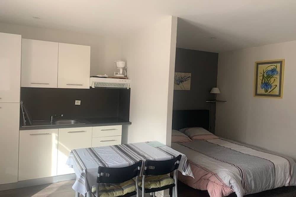 Entire apartment, Studio 30 M2 ground floor sleeping area and terrace in Lherm, Toulouse region