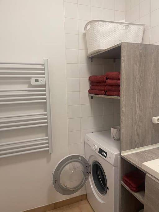Appartement entier, One-Bedroom Apartment in Port-de-Bouc, Côte méditerranéenne (France)
