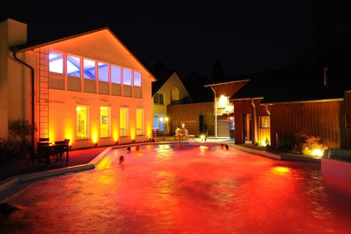 Hotel für 2 Personen, mit Terrasse und Whirlpool sowie Garten und Pool in Roetgen
