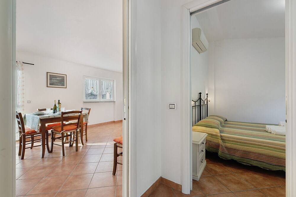 Entire apartment, 'Carrubo' Apartment with Sea View, Wi-Fi and Air Conditioning in Ceriale, Riviera di Ponente