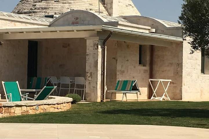 Rustico per 4 persone, con giardino e terrazza in Valle D'Itria