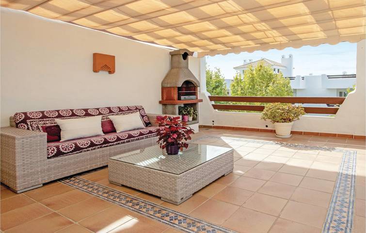Entire holiday apartment, Beachside Oasis: 74m² with Parking, Pool, Terrace & Internet in La Resina, Estepona