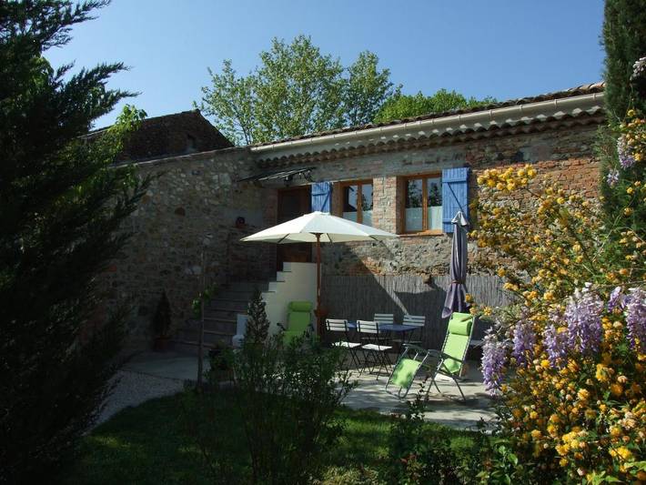 Location de vacances pour 2 personnes, avec piscine ainsi que vue et jardin à Saint-Julien-de-Cassagnas