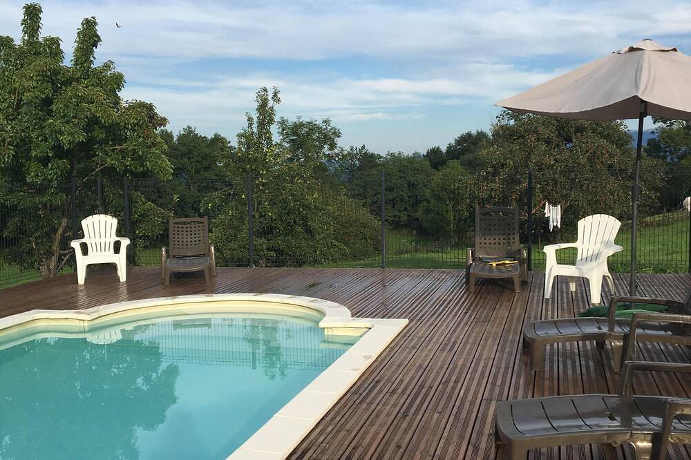 Gîte avec piscine et vue sur les Pyrénées in Camarade (Ariège), Parc naturel régional des Pyrénées ariégeoises