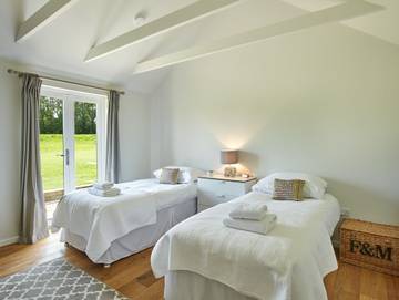 Log Cabin for 4 People in Birdham, West Sussex, Photo 4