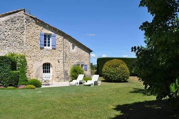 Gîte pour 4 personnes, avec jardin et terrasse à Lussan