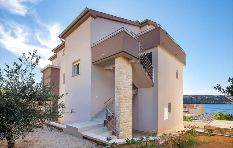 Appartement de vacances entier, Appartement confortable avec vue sur la mer, terrasse et parking, à 2 km du littoral in Stara Novalja, Pag