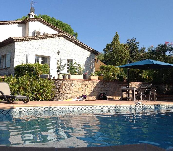 Chambre d’hôte pour 4 personnes, avec Terrasse ainsi que Jardin et Piscine dans les Alpes maritimes