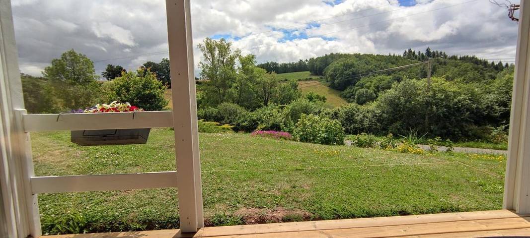Gîte pour 4 personnes, avec terrasse ainsi que piscine et vue à Saint-Beauzire - 3