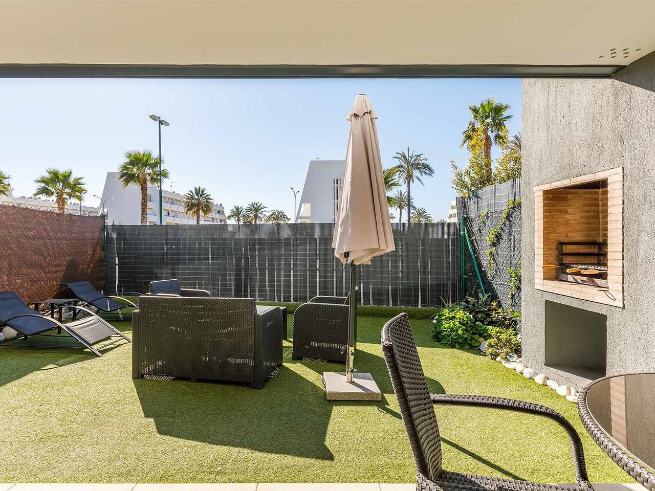 Apartamento entero, Apartamento moderno con piscina, aire acondicionado y parking para 6 en Caleta de Vélez in Urbanización Villa del Mar, Vélez-Málaga