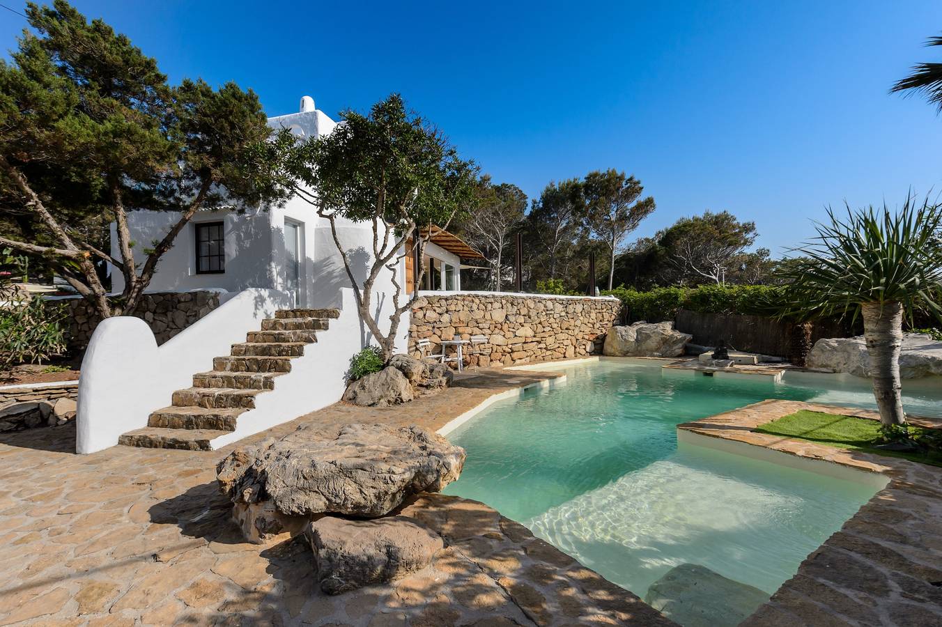 Villa "Sunset View" con Piscina Privata, Terrazze e Ampio Giardino in Cala Saladeta, Sant Antoni de Portmany