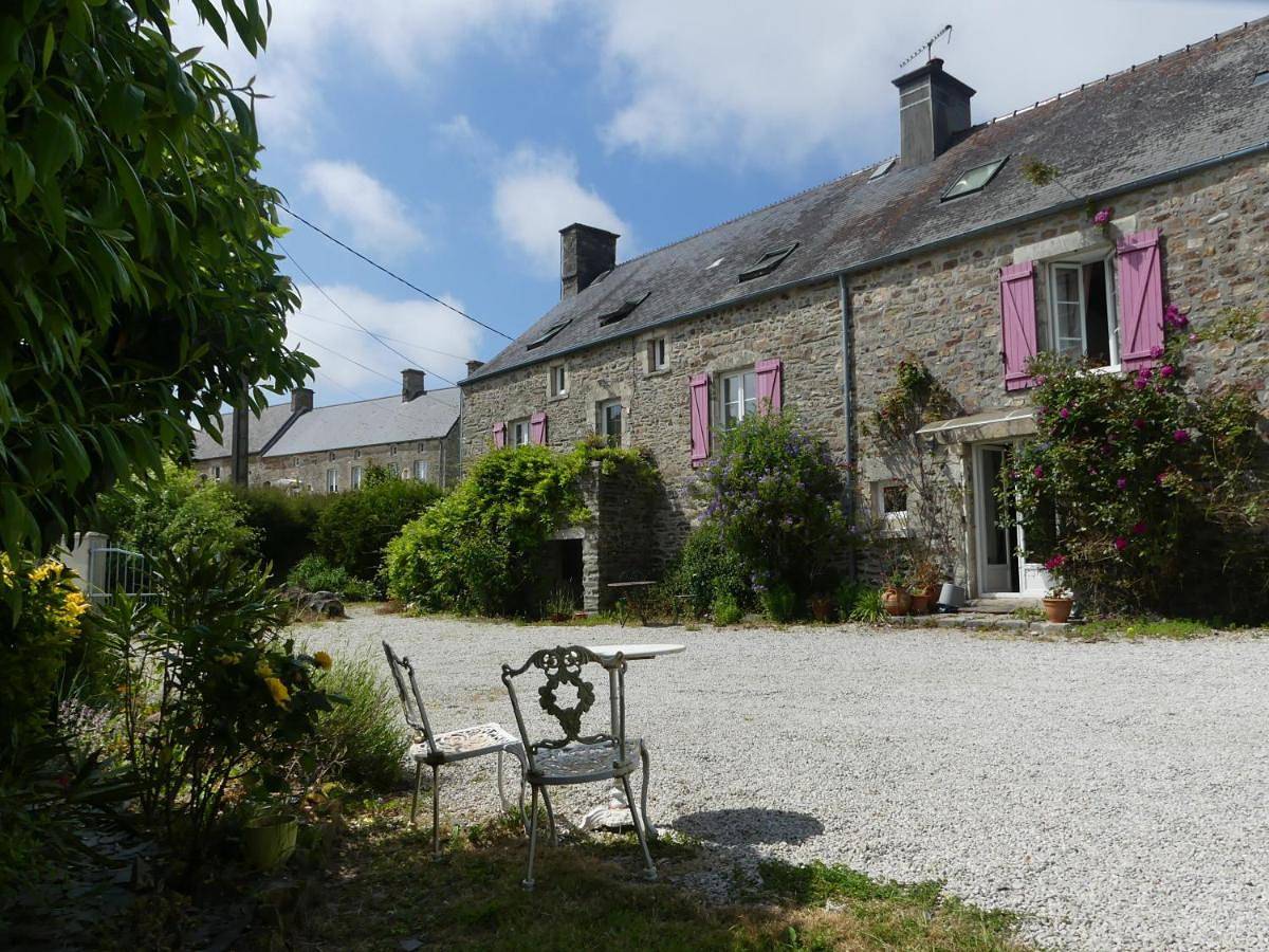 Au Domaine de Sophie piscine chauffée couverte et jacuzzi couvert in Crasville, Région de Cherbourg