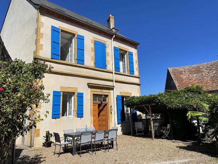 Location de vacances pour 12 personnes, avec Balcon ainsi que Terrasse et Jardin à Pierrefitte-sur-Loire