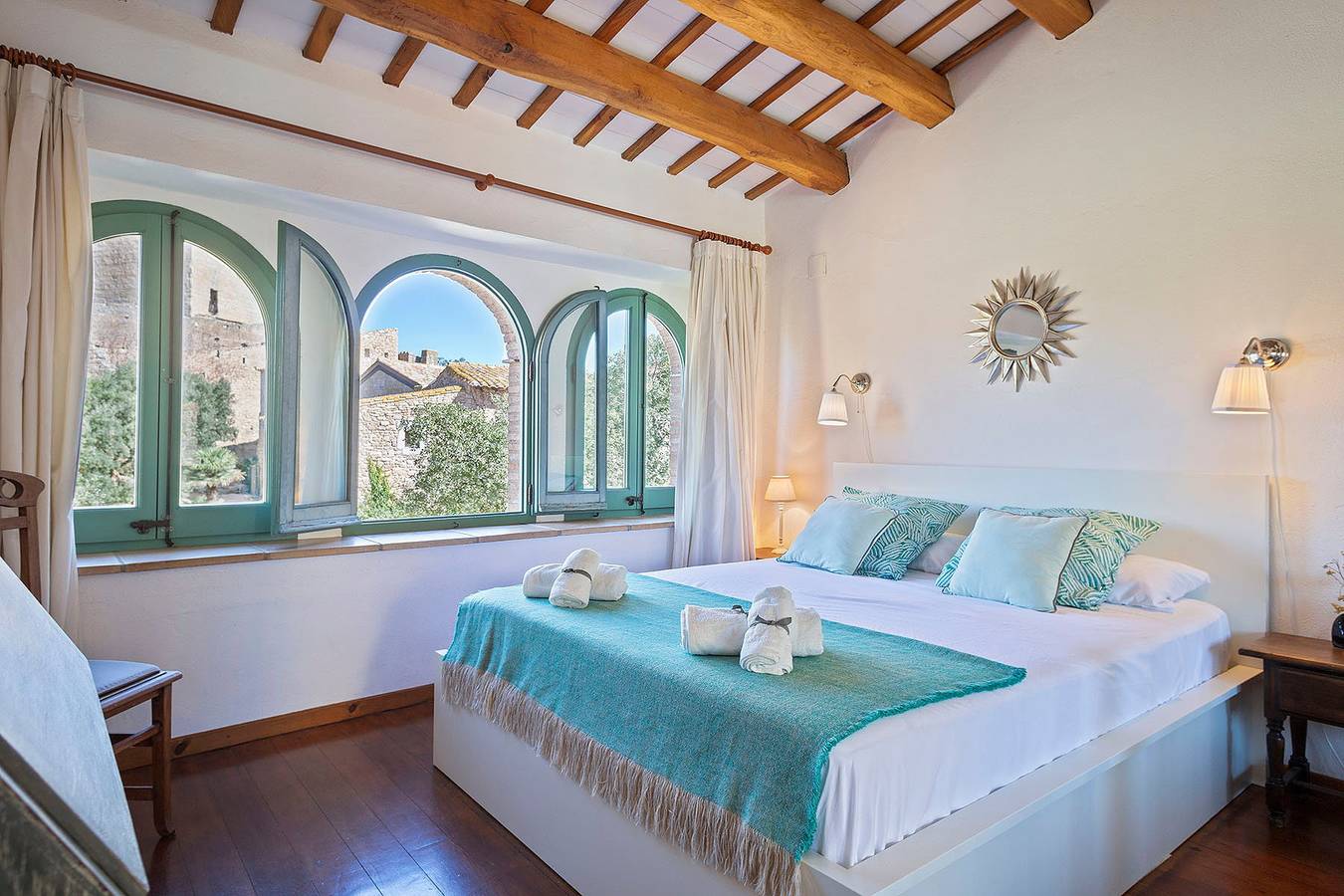 ¡Vistas al Castillo! Casa con Piscina en el Centro in Forallac, Costa Brava
