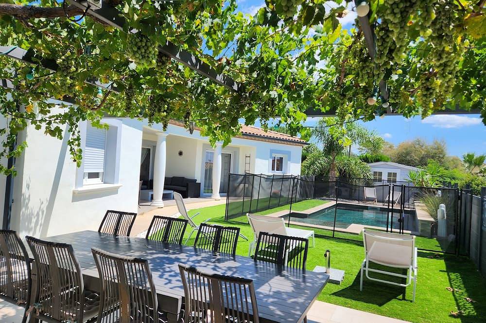 Villa with heated, secure swimming pool, 10 minutes from the beach in Cers, Côte d'Améthyste